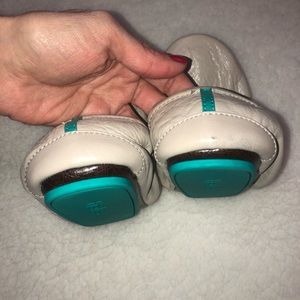 Like new condition Feather Grey Tieks